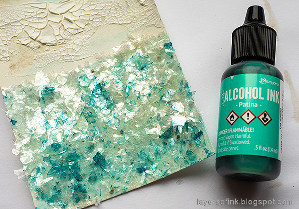 Layers of ink - Lighthouse Tag with crackle paste and mica flakes by Anna-Karin Evaldsson. Color Tim Holtz mica flakes.