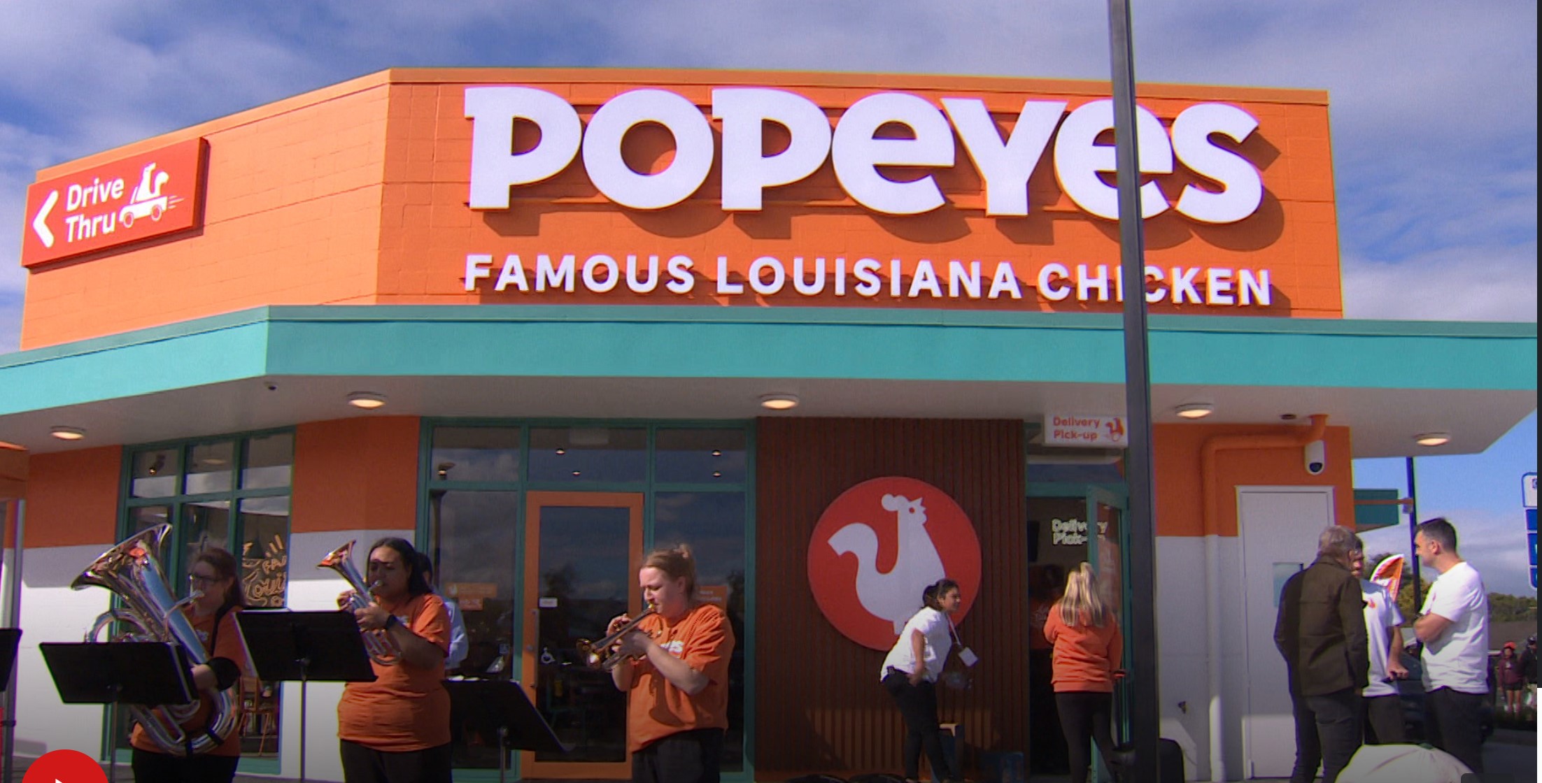 Một lượng khách tham dự đông đảo đã đến cửa hàng gà rán Mỹ Popeyes trong ngày khai trương.