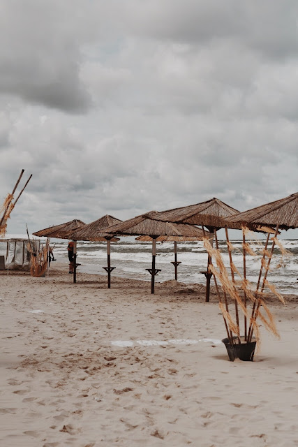 Parasole na plaży w Juracie.