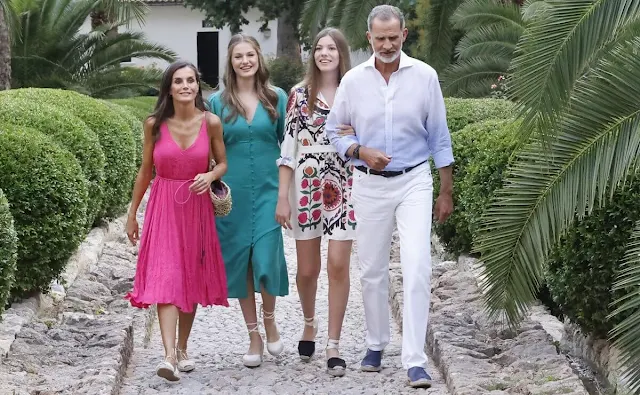 Letizia wore a pink dress by Adolfo Dominguez. Leonor wore a green dress by Mango. Sofia wore an ecru dress by ba&sh