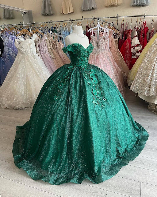 Stunning Emerald Green Quince Dress.