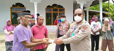 Kapolres Maluku Tenggara AKBP Alfaris Pattiwael saat menyerahkan bantuan ke Imam Mesjid Al-Huda Ohoi (Desa) Wain Kecamatan Kei Kecil Timur Maluku Tenggara 