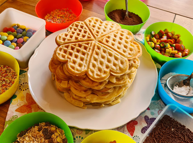 Waffel-Buffet: Rezept für schnelle Waffeln, leckere Toppings & praktische Tipps. Ich zeige euch, wie Ihr schnell Waffeln fürs Buffet zubereitet, und gebe Euch gute Ratschläge für Geburtstag, Familienfeiern & Hochzeiten.