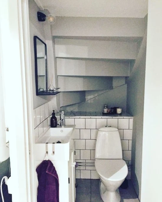 kamar mandi minimalis di bawah tangga