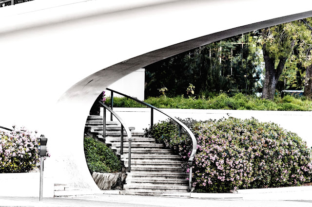 FernandoAR.com, CanonUSA, Fernando Álvarez, Fernando Antonio Alvarez Rivas, building, architecture, staircase, Downtown Los Angeles, pedestrian bridge, Fletcher Bowron Square, Los Angeles Mall, pedestrian bridge stairs, plants, flowers, cityscape, parking meter, street,