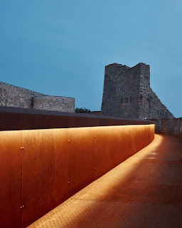 Le piattaforme e i ponti in corten dello Studio Atelier-r, castello di Helfštýn