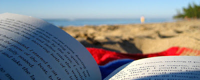 Foto di un libro aperto sulla spiaggia