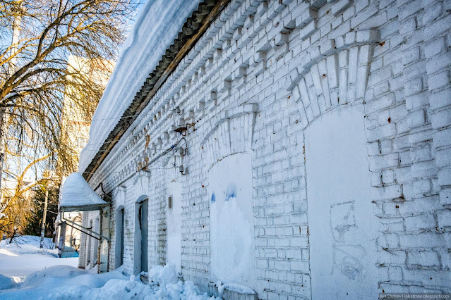 Белое кирпичное здание