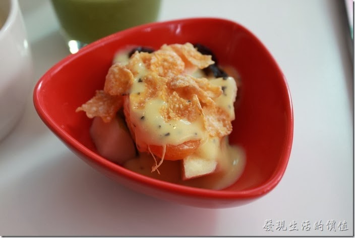 台南-小莫里。經典美式早餐的前菜沙拉，裡頭有蘋果、梨子、番石榴，一辦橘子，上面淋上百香果優格醬與與米片。