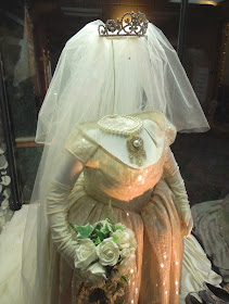 Miss Piggy wedding costume Muppets Most Wanted