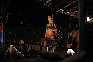 nathalia kaur dalam movie dance spicy