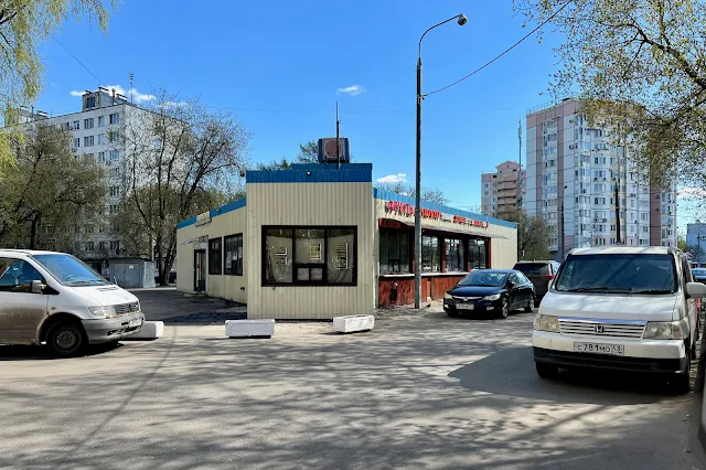 Судостроительная улица, дворы, бывшее кафе «Момент» («Минутка») (построено в 1987 году)