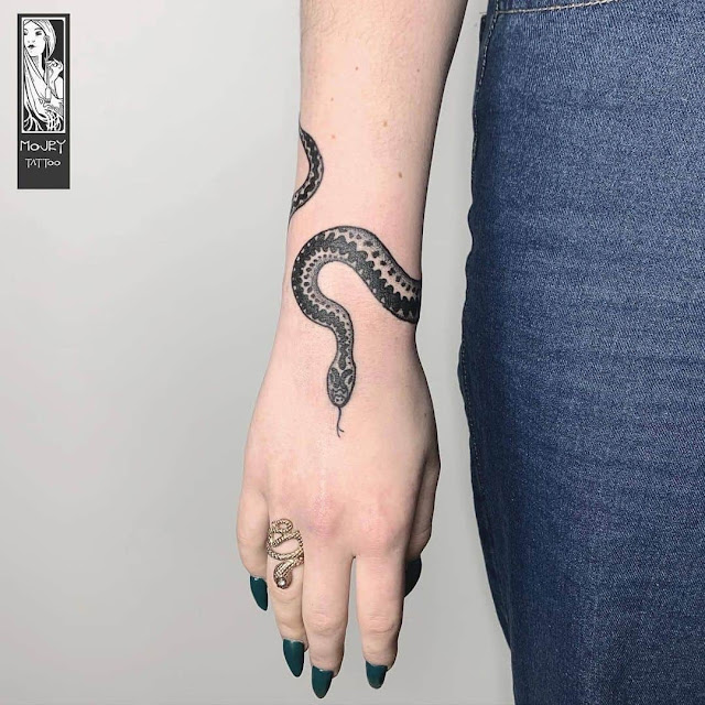 20 lindas tatuagens de cobras para as mulheres