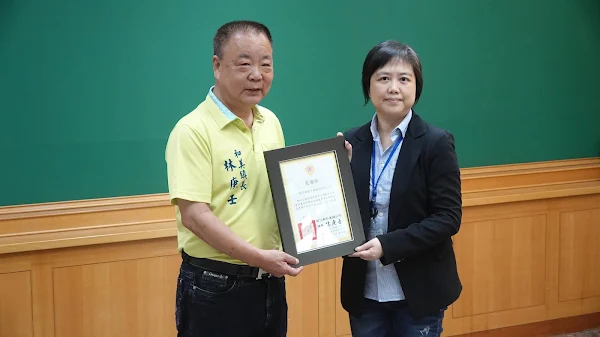▲和美鎮長林庚壬頒贈感謝狀，感謝矽品精密公司長期支持，幫助許多家境清寒的學生能夠安心完成學業。（記者林明佑攝）