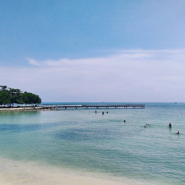 foto pemandangan di pantai tanjung lesung