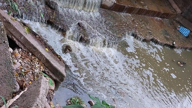 Perdida de líquido cloacal: fuertes olores y contaminacion del arroyo Huaico