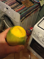 фото мякоти манго который держу в руке