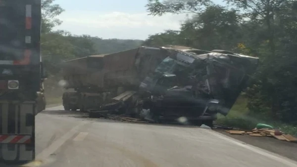 Choque entre carretas interditou rodovia entre as cidades de Vilhena e Comodoro