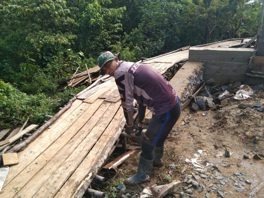 Membuka Barrau Jembatan Satgas TMMD Ke-111 Kodim 1202/Singkawang