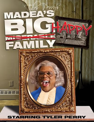 La Gran Familia (in)Feliz De Madea
Décima película de Tyler Perry como director, y sexta en la que se mete en la piel de su personaje, Madea, la contundente abuela que le hizo popular primero en teatro y luego en cine. En esta nueva entrega, la peculiar abuela Madea (Tyler Perry) entrará en acción cuando se entere de que su sobrina Shirley (Loretta Devine) ha recibido muy malas noticias acerca de su estado de salud. Madea quiere que la familia esté ahora más unida que nunca, para apoyar a Shirley en tan duro momento, sin embargo, lograr esto será difícil, pues los tres hijos de Shirley están muy ocupados con sus propios problemas: Tammy (Natalie Desselle) no es capaz de controlar a sus desobedientes hijos ni de arreglar su desastroso matrimonio, Kimberly (Shannon Kane) paga sus problemas y su mal humor con su marido, y Byron (Bow Wow), después de pasar dos años en la cárcel, tiene que evitar caer en las drogas de nuevo. ¿Logrará Madea reunir a toda la familia, que todos solucionen sus propios problemas y que estén al lado de Shirley? Para conseguirlo contará con la ayuda de la alocada tía Bam (Cassi Davis)