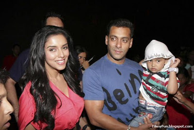 Salman_Khan_and_Asin_with_kid