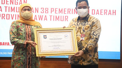 Dirjen Politik dan PUM Serahkan Penghargaan Gugus Tugas GNRM Kepada Pemerintah Daerah Jawa Timur