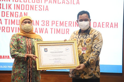Dirjen Politik dan PUM Serahkan Penghargaan Gugus Tugas GNRM Kepada Pemerintah Daerah Jawa Timur