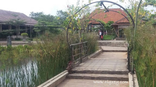 Menikmati Saung Apung di Harvest City Cibubur 