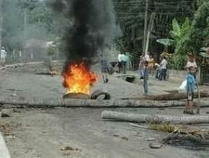 Bloquean tránsito en carretera San Juan-Barahona en reclamo de obras 