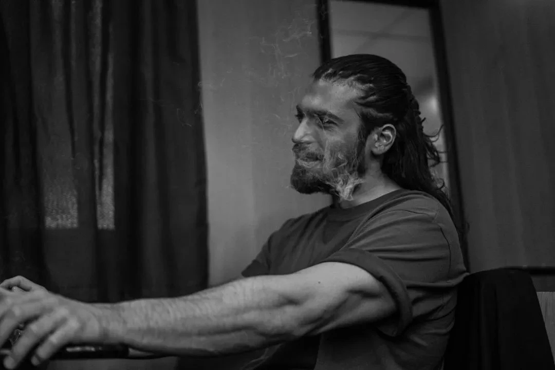Can Yaman, a Photo by a Renowned Photographer Sparks a Wave of Insults on the Web: What's Going On?