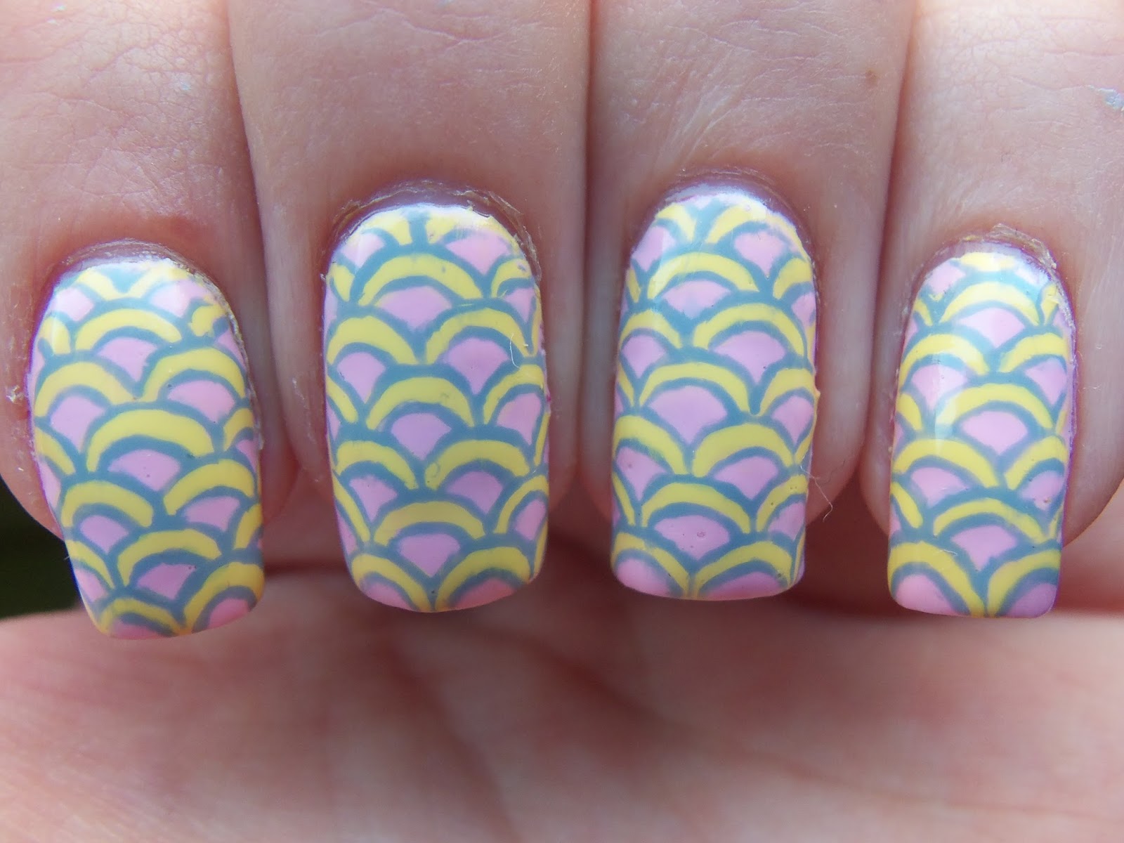 http://megsmanicures.blogspot.com/2014/01/geometric-half-circles.html