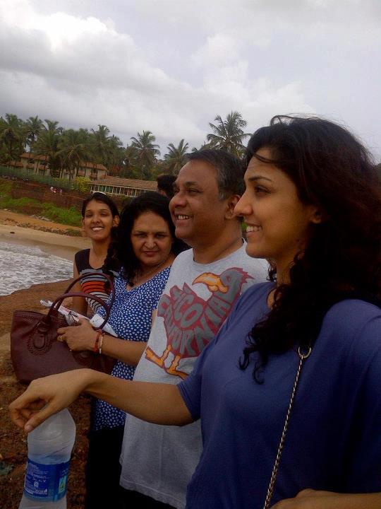 Singer Neeti Mohan (First) with her Parents Father Brij Mohan Sharma, Mother Kusum Mohan Sharma & Younger Sister Kriti Mohan (Last) | Singer Neeti Mohan Family Photos | Real-Life Photos