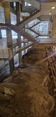 piso inferior do estádio de Braga com escadas de betão por entre pedras de granito