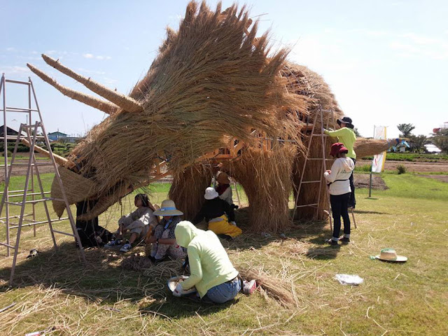 Esculturas dinossauros gigantes feito de palha de arroz reciclada invadem um parque no Japão