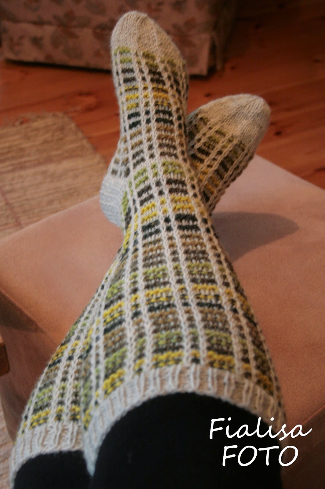 http://frufialisa.blogspot.fi/2013/10/hostsockor-och-virkverkstad.html