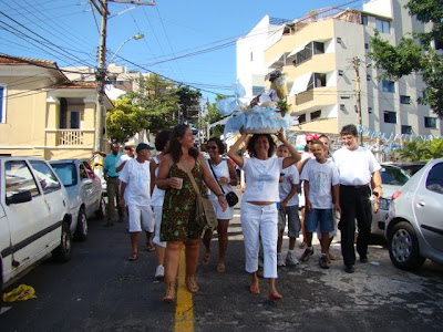 Balaios vindos de todos os cantatos com presentes para agradar Iemanjá, 