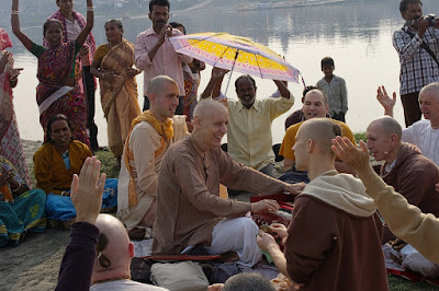 Sankarshan Das Adhikari - Kirtan on Yamuna River