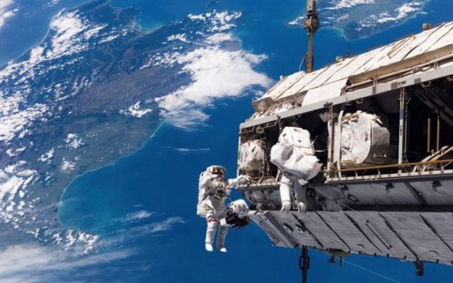 Amazing Spacewalkk Photos Seen On www.coolpicturegallery.us