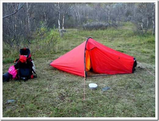 Tältet uppsatt, vatten hämtat, bara att slänga in grejerna i tältet och fixa mat.