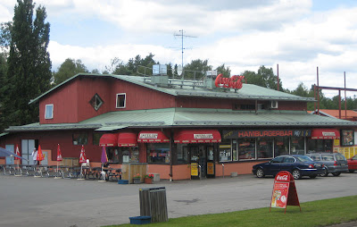 Vegabaren, anrikt bunkringsställe för resenärer mot Dalarö och Nynäshamn. Här serverades enligt legenden Sveriges första hamburgare.