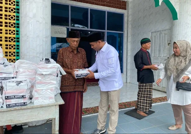 Kader Partai Gerindra Adha Putra menyerahkan nasi Jumat berkah kepada jamaah Masjid Jamik Muhammadiyah Galagah Jorong Galagah Tanah Kuning, Nagari Muaro Paneh, Kecamatan Bukit Sundi, Kabupaten Solok.