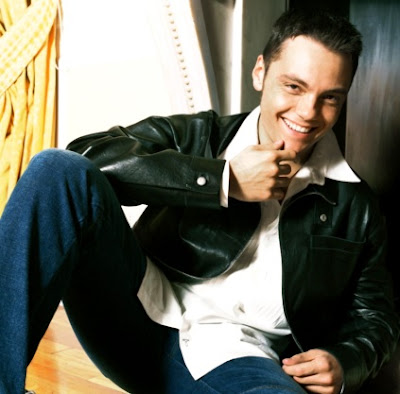 Foto de Tiziano Ferro posando para fans