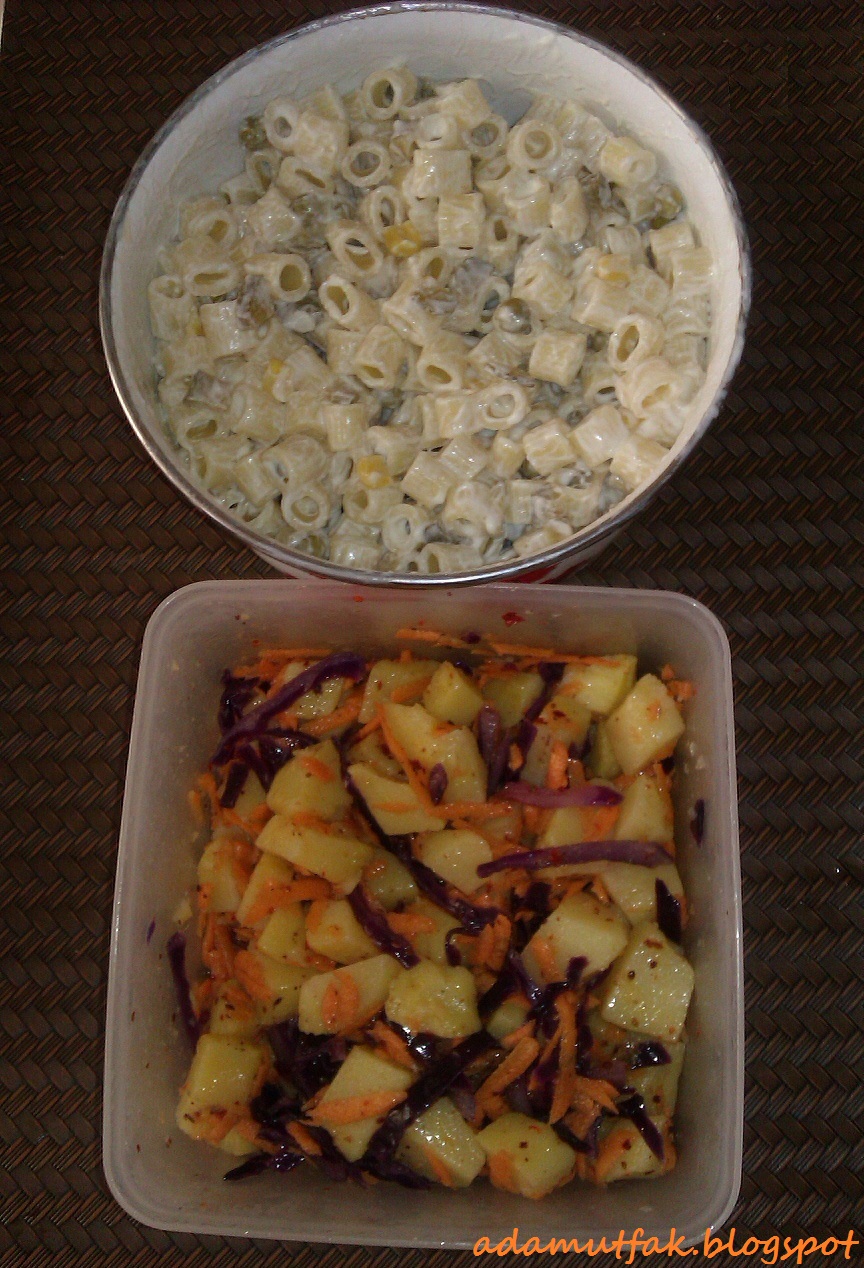 bir isyerine makarna ve patates salatasi ile kagitta kek 1