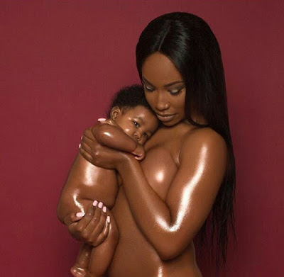 Uh-Uh! Mother poses nude with her child (photo)