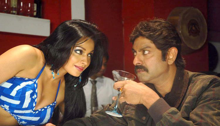 Asha Saini Aka Mayuri In Chattam Telugu Movie Pics