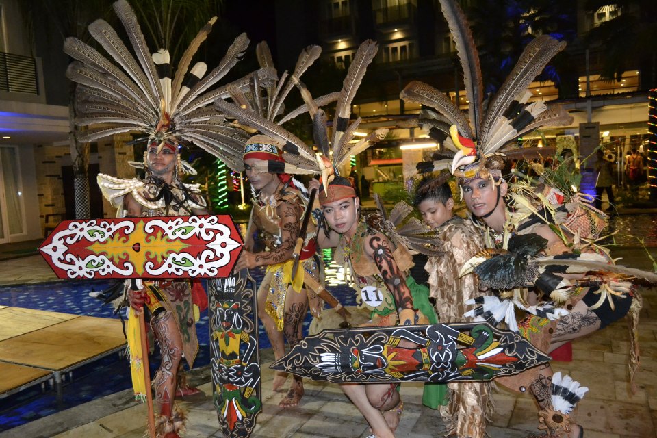 TARIAN PERANG SUKU DAYAK  TARI MANDAU dayak  borneo