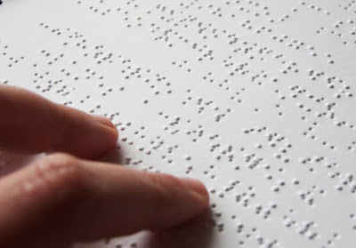 Leer através tacto Braille