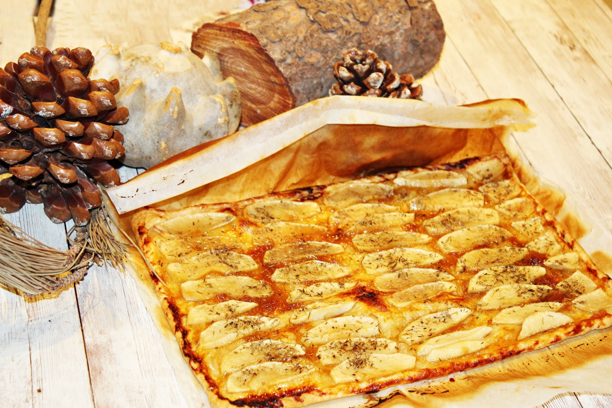 TARTA DE HOJALDRE CON MERMELADA Y MANZANA