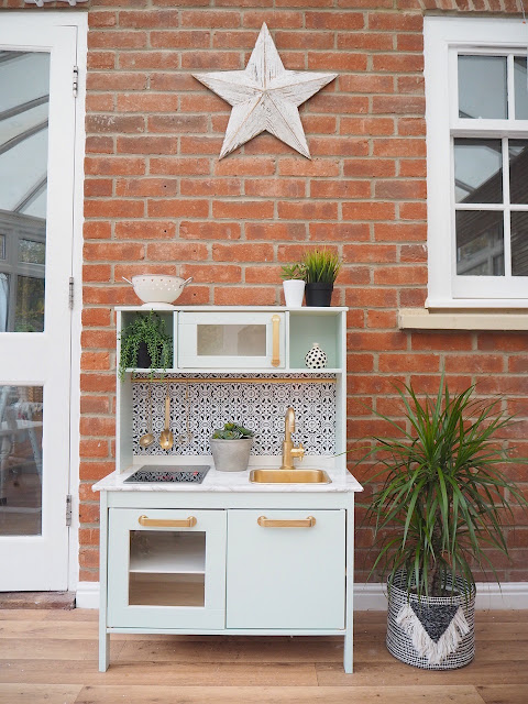 Ikea hack DIY Duktig play toy kitchen makeover. How to upcycle the IKEA toy kitchen oven using Rustoleum spray paint, Valspar paint, marble contact paper and tile stickers. Step by step tutorial to make over your IKEA play kitchen.