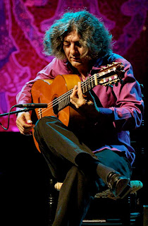 «José Mercé's guitarist» de alterna2 on flickr - www.flickr.com. Disponible bajo la licencia CC BY 2.0 vía Wikimedia Commons - http://commons.wikimedia.org/wiki/File:Jos%C3%A9_Merc%C3%A9%27s_guitarist.jpg#/media/File:Jos%C3%A9_Merc%C3%A9%27s_guitarist.jpg